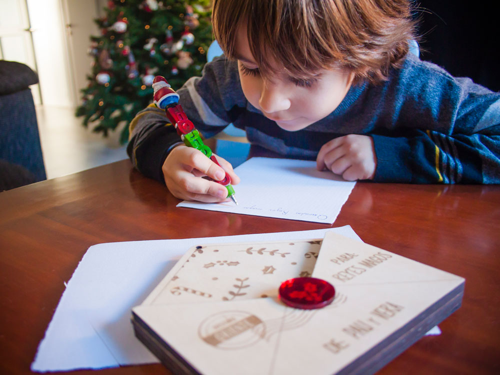 carta_para_reyes_magos_con_sobre_madera