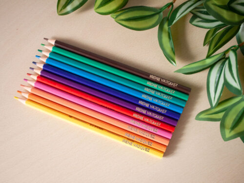 lápices de colores identificados con nombre