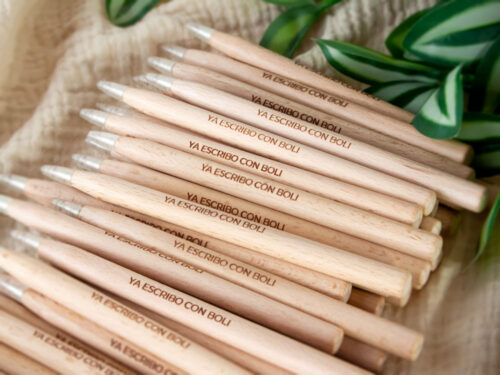 bolígrafos-de-madera-con-texto-personalizado